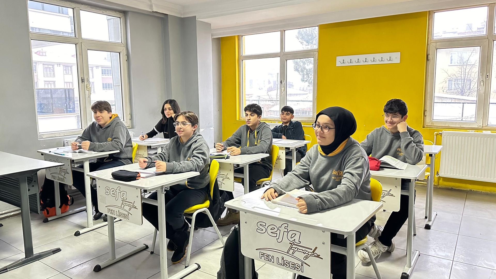 Sefa Fen Lisesi öğrencileri sınıf ortamında ders çalışıyor